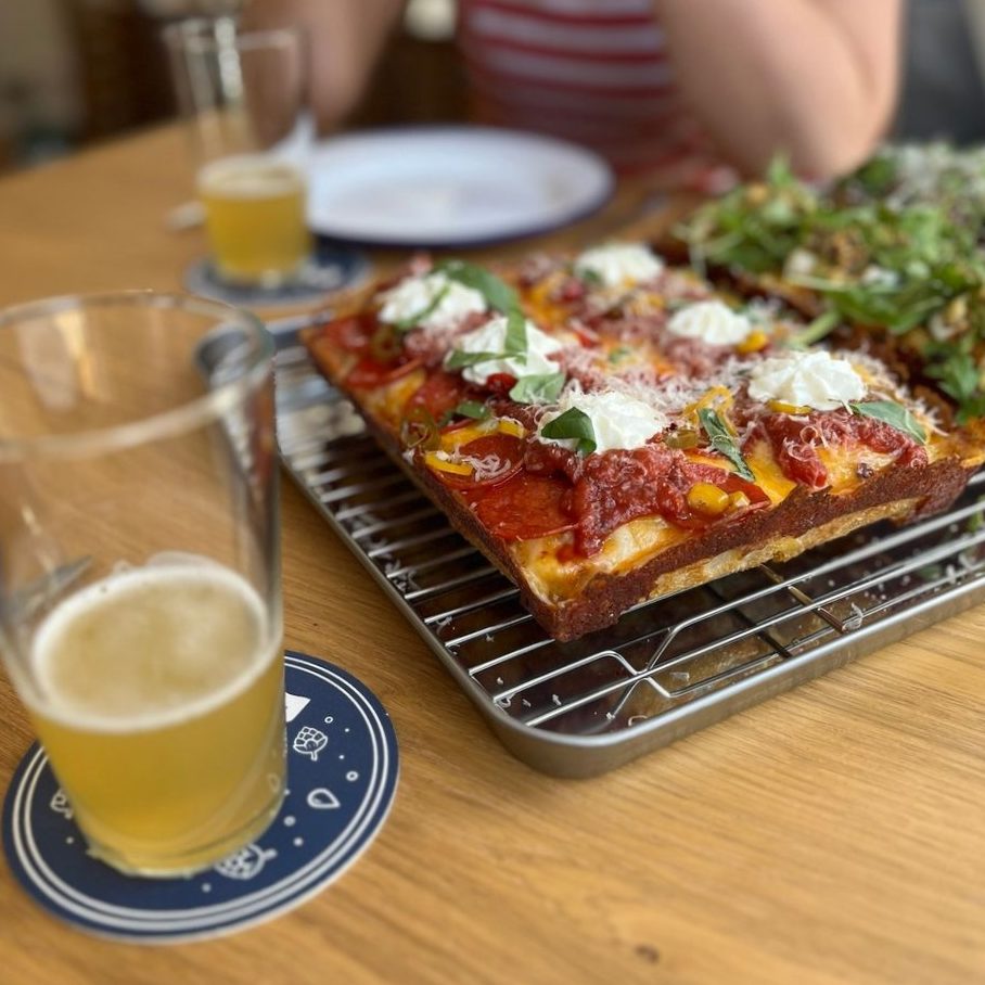 Pizza von Freako Pizza auf Tisch